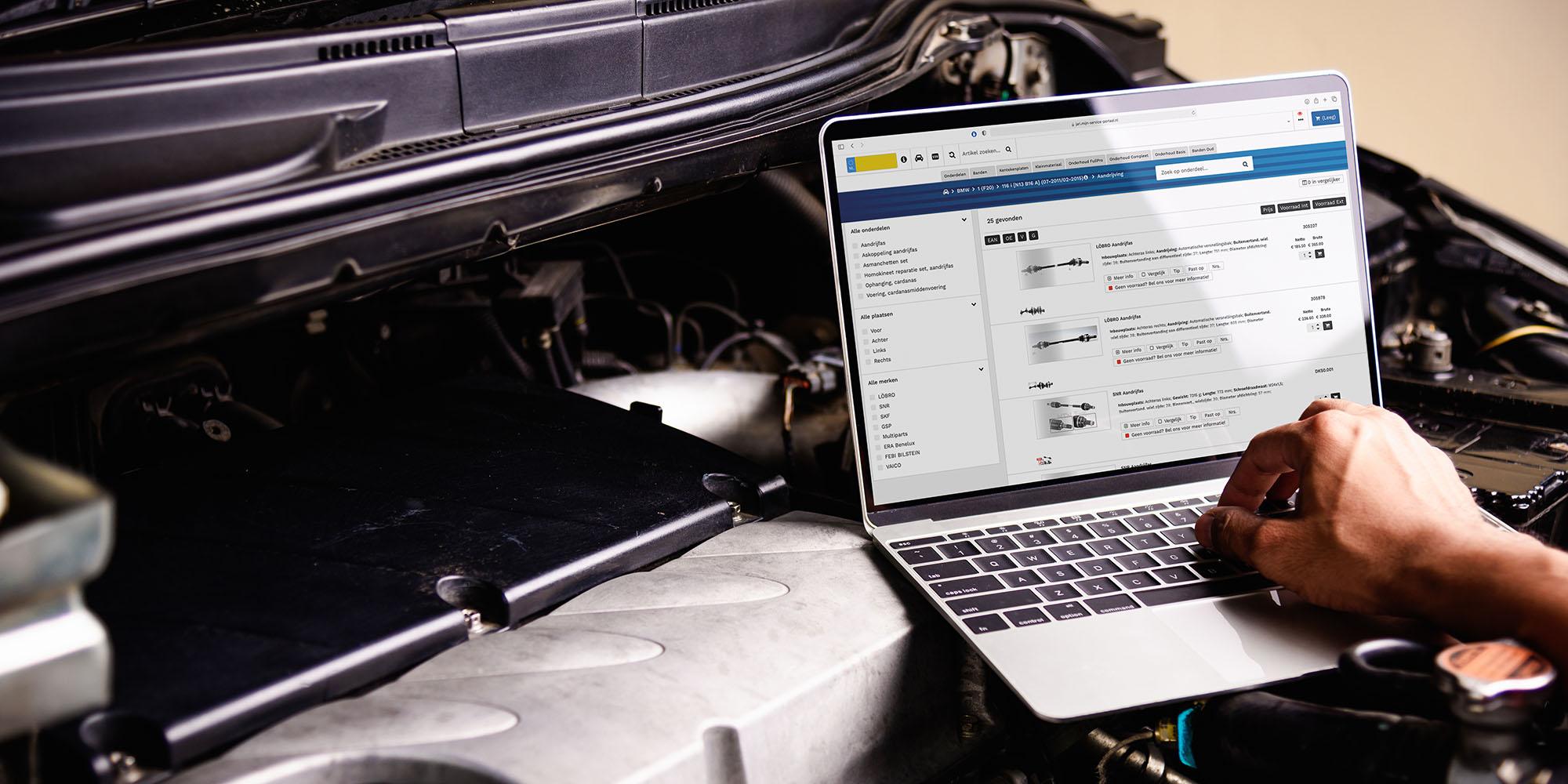 Laptop met IZI Motive platform op voertuig